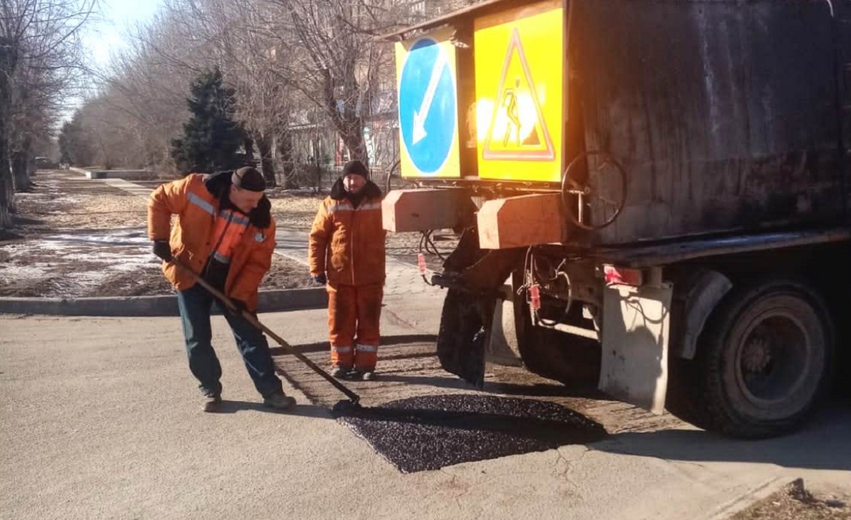 В Волжском приступили к латочному ремонту